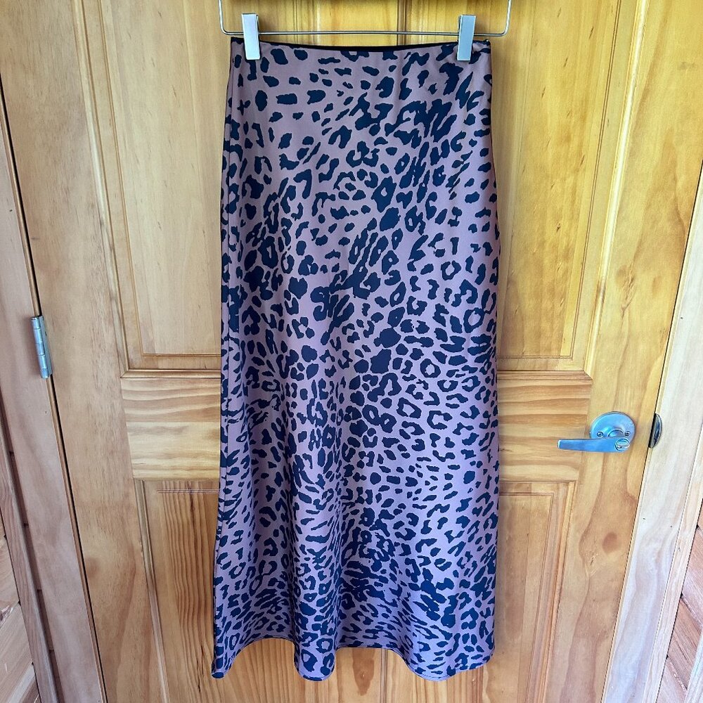 Satin skirt with leopard print